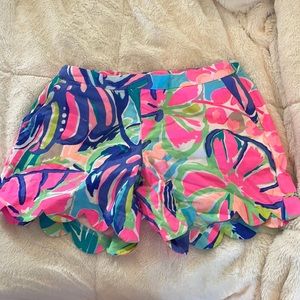 Lilly Pulitzer 5” Magnolia shorts scallop hem pattern Multi Exotic Garden